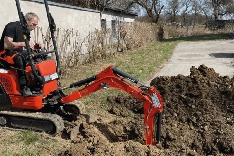 Baggerarbeiten im Garten für Erdbewegung und Fundamentvorbereitung