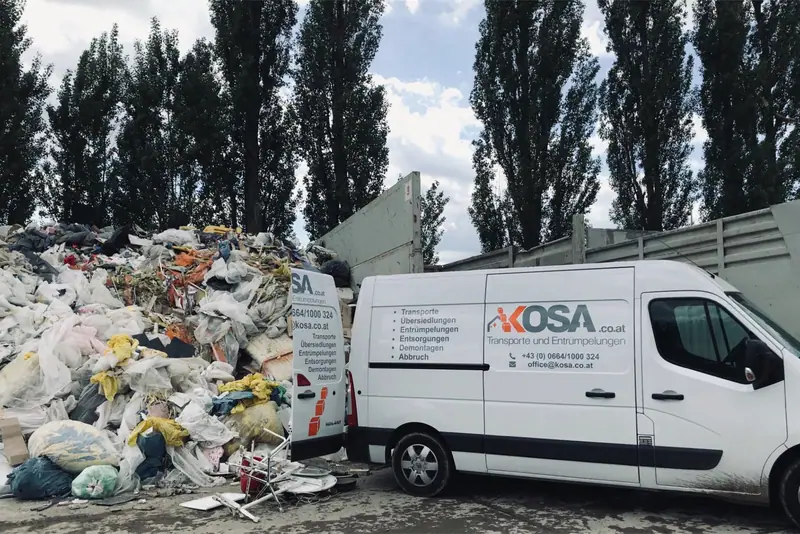 Kosa Transporter bei einer Müllentsorgung auf einem Abfallhof