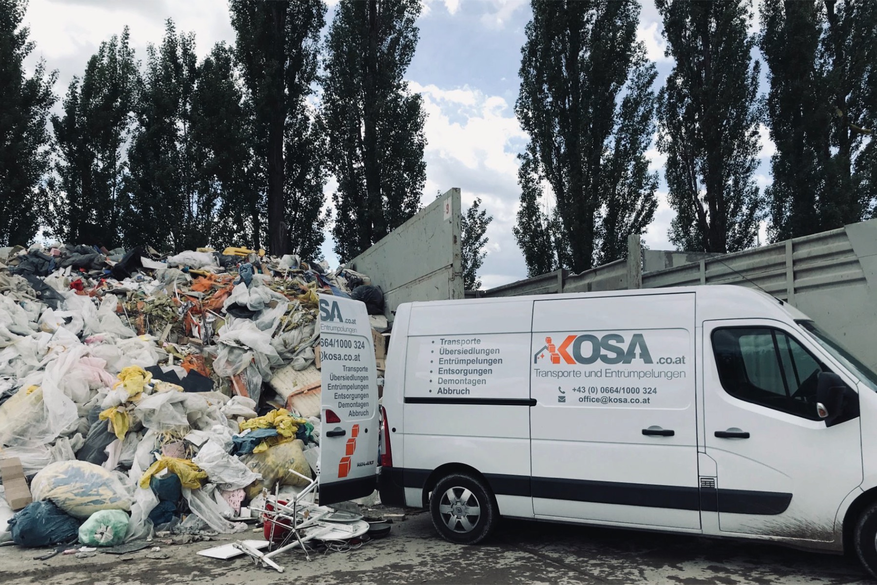 Kosa Transporter bei einer Müllentsorgung auf einem Abfallhof