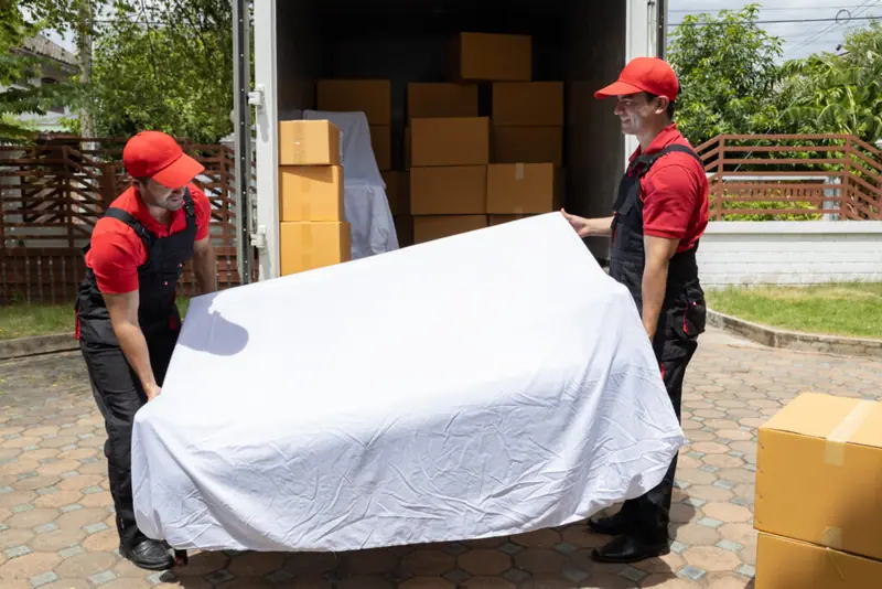 Transporter mit verpackten Möbelstücken für den Möbeltransport