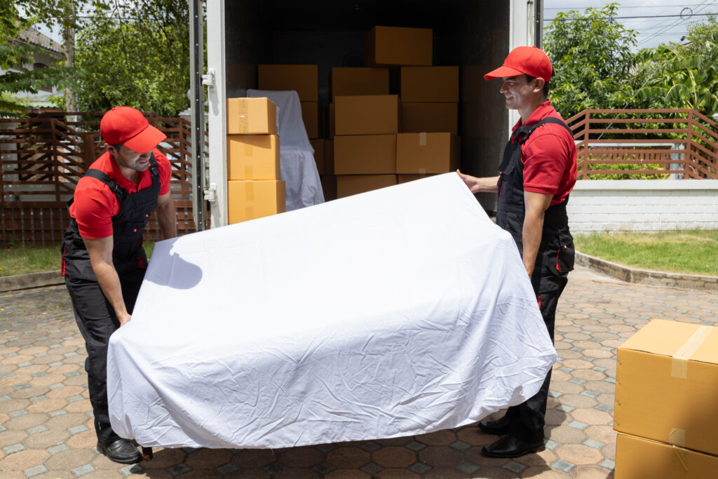 Transporter mit verpackten Möbelstücken für den Möbeltransport